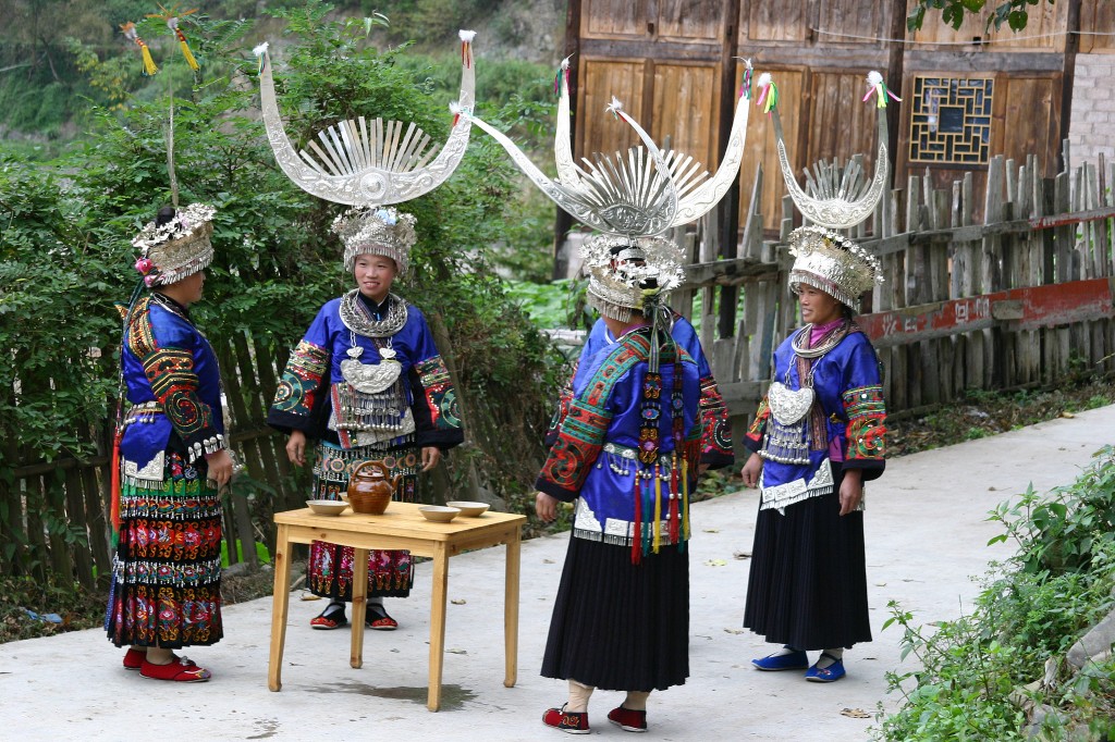 Langskørtet Miao-folk (1)